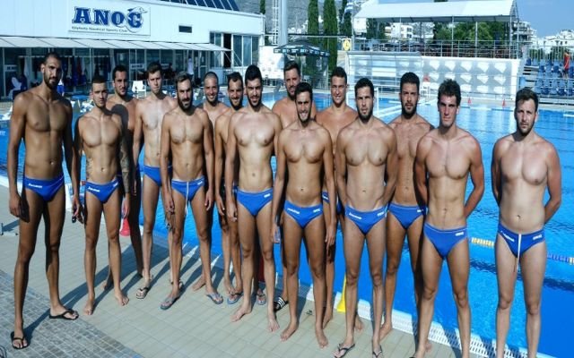 A Sports Gr Gyrise Stis Nikes H E8nikh Polo Andrwn